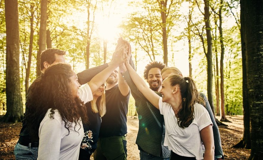 Team met gezonde veerkrachtige duurzaam inzetbare productieve medewerkers tijdens een teambuilding dag in de natuur.